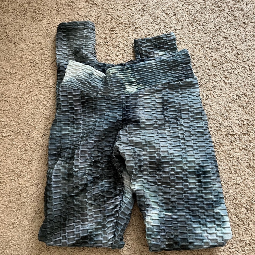 Butt Scrunch Leggings - Picture 2 of 4